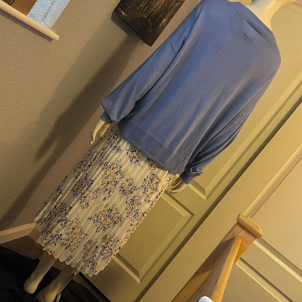 GAP English Manor V-Neck Knit - Picture 8 of 16